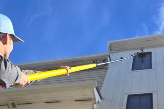 Cleaning upper-story windows with a water-fed pole